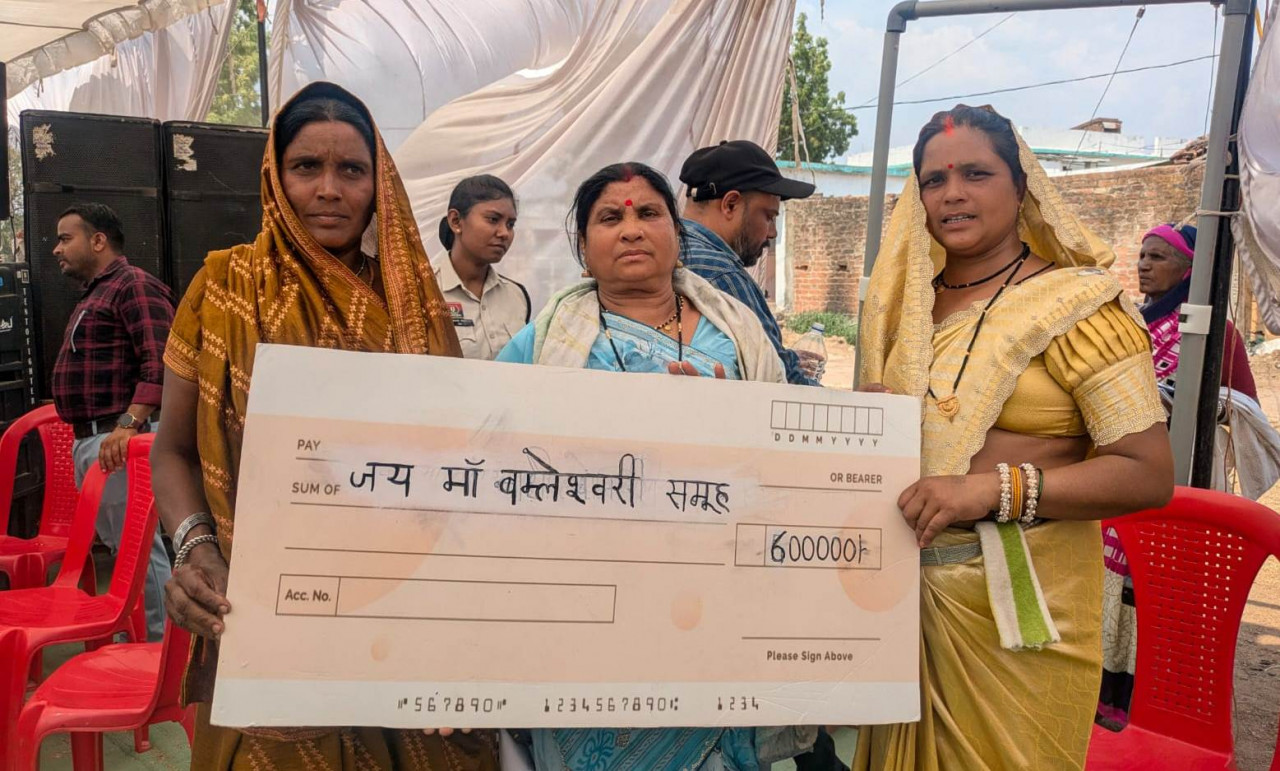 सुशासन तिहार में जय मां बम्लेश्वरी समूह को मिली बड़ी सौगात सुशासन तिहार में जय मां बम्लेश्वरी समूह को मिली बड़ी सौगात