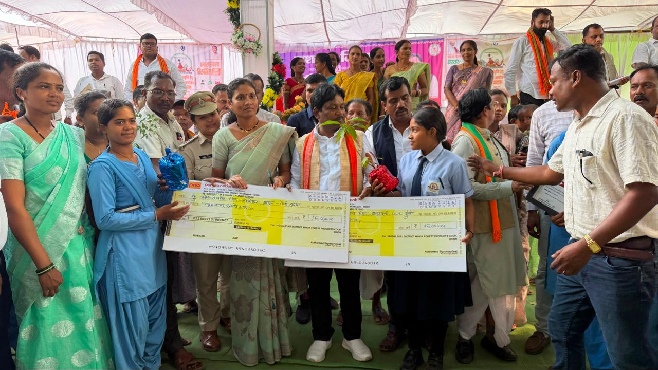 बस्तर की बेटियों ने पेश की सफलता की मिसाल, तेंदूपत्ता संग्राहक परिवारों की रुद्राणी और डालेश्वरी ने बढ़ाई अंचल की शान