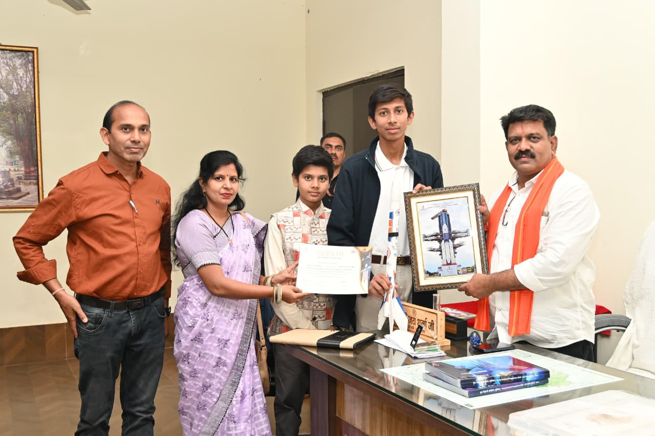 सीमित संसाधन, बड़ा सपना: कबीरधाम के अभिषेक ने ISRO युविका में बनाई जगह, डिप्टी सीएम ने किया सम्मानित