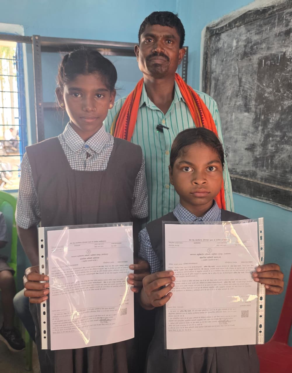 सुशासन तिहार से संवर रहा बच्चों का भविष्य, एक ही आवेदन में बने जाति और निवास प्रमाण पत्र