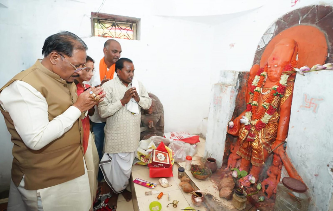 मुख्यमंत्री श्री विष्णुदेव साय ने ऐतिहासिक चतुर्भुज विष्णु मंदिर में की पूजा-अर्चना, प्रदेश की सुख-समृद्धि की कामना मुख्यमंत्री श्री विष्णुदेव साय ने ऐतिहासिक चतुर्भुज विष्णु मंदिर में की पूजा-अर्चना, प्रदेश की सुख-समृद्धि की कामना