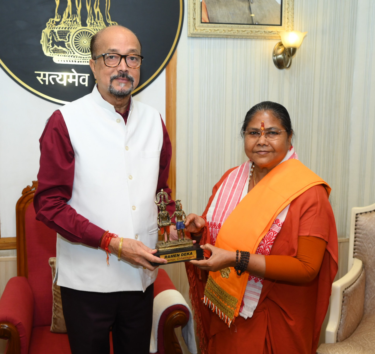 राज्यपाल श्री डेका से राष्ट्रीय पिछड़ा वर्ग आयोग की अध्यक्ष साध्वी निरंजन ज्योति ने की सौजन्य भेंट राज्यपाल श्री डेका से राष्ट्रीय पिछड़ा वर्ग आयोग की अध्यक्ष साध्वी निरंजन ज्योति ने की सौजन्य भेंट