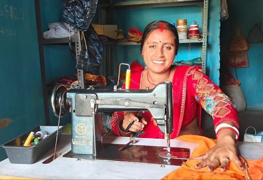 सुई-धागे से बदली तकदीर : श्रीमती विशाखा मंडल बनीं आत्मनिर्भरता की मिसाल सुई-धागे से बदली तकदीर : श्रीमती विशाखा मंडल बनीं आत्मनिर्भरता की मिसाल