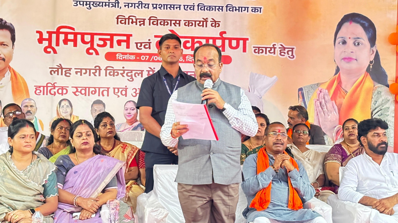 स्वच्छता, पेयजल, सड़क, अधोसंरचना और नागरिक सुविधाएं बढ़ाने प्रमुखता से किये जा रहे काम – श्री अरुण साव स्वच्छता, पेयजल, सड़क, अधोसंरचना और नागरिक सुविधाएं बढ़ाने प्रमुखता से किये जा रहे काम – श्री अरुण साव