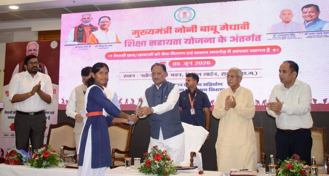टॉप-10 में आई श्रमिक की बेटी, मुख्यमंत्री साय ने दिए 2 लाख रुपये और स्कूटी अनुदान