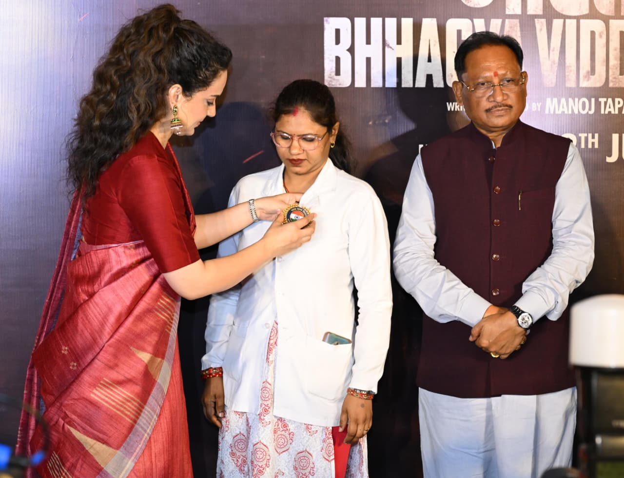 26/11 में गोलियों के बीच जान बचाने वाले गुमनाम हीरोज़ की कहानी: कंगना की ‘भारत भाग्य विधाता’ स्क्रीनिंग में शामिल हुए CM साय