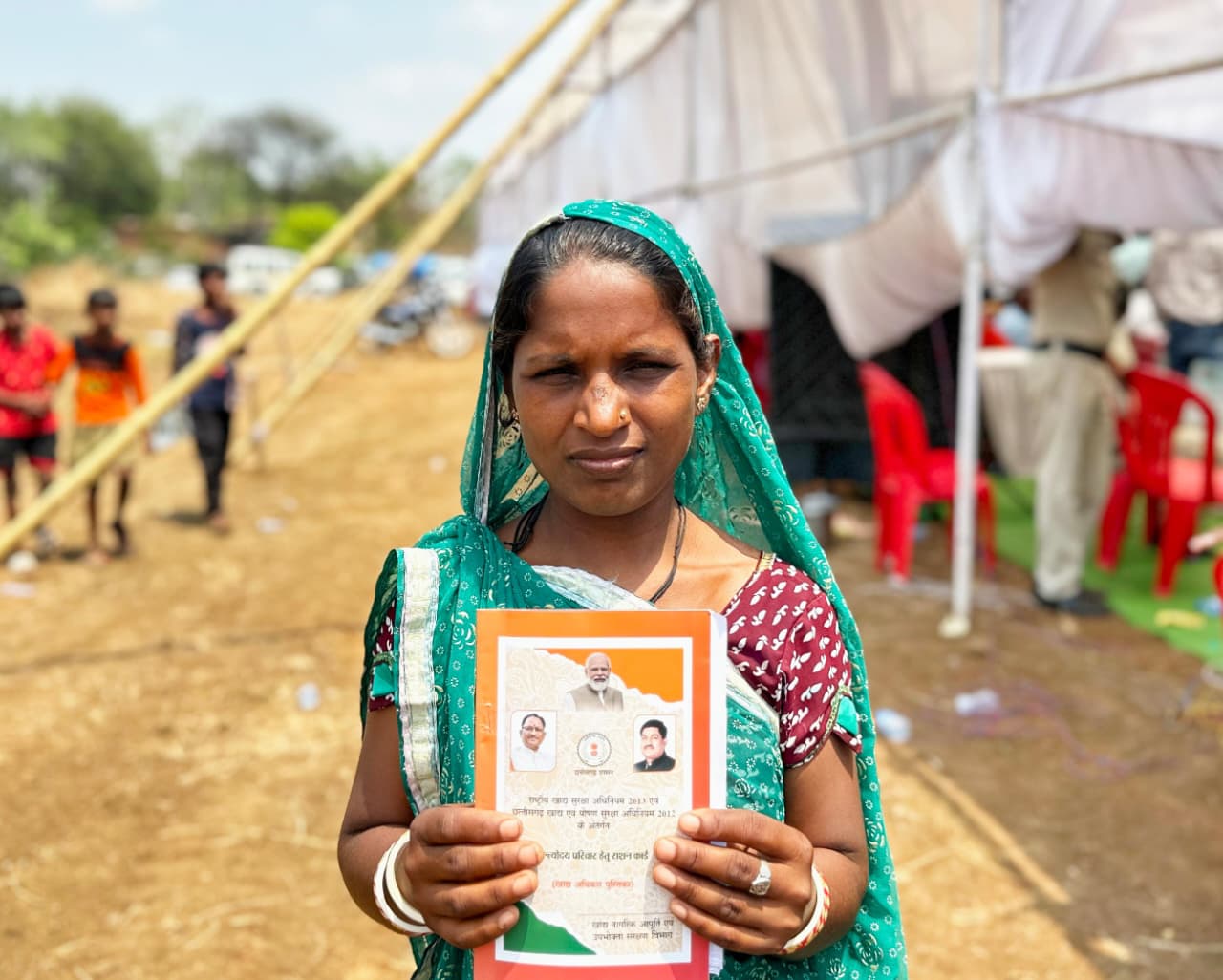 सुशासन तिहार में श्रीमती अंजनी साहू की समस्या का हुआ त्वरित समाधान, मिला नवीन राशनकार्ड सुशासन तिहार में श्रीमती अंजनी साहू की समस्या का हुआ त्वरित समाधान, मिला नवीन राशनकार्ड