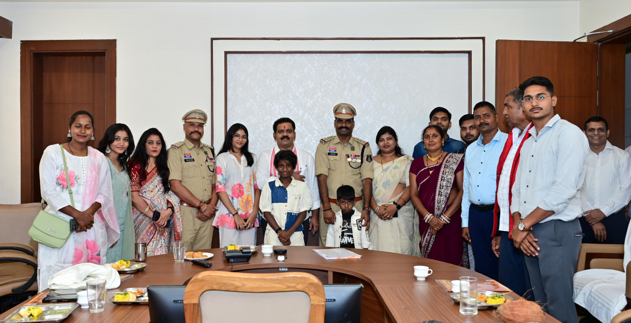 नक्सलियों से लोहा लेने वाले वीरों का सम्मान, विजय शर्मा बोले- आने वाली पीढ़ियां लेंगी इनकी बहादुरी से प्रेरणा नक्सलियों से लोहा लेने वाले वीरों का सम्मान, विजय शर्मा बोले- आने वाली पीढ़ियां लेंगी इनकी बहादुरी से प्रेरणा