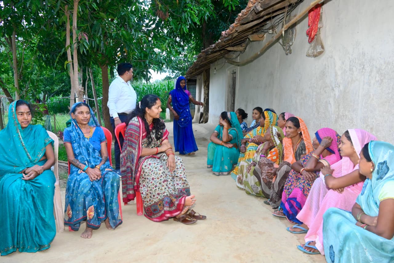 मंत्री श्रीमती लक्ष्मी राजवाड़े ने किया जनसंपर्क, ग्रामीणों की समस्याओं के त्वरित समाधान के दिए निर्देश मंत्री श्रीमती लक्ष्मी राजवाड़े ने किया जनसंपर्क, ग्रामीणों की समस्याओं के त्वरित समाधान के दिए निर्देश