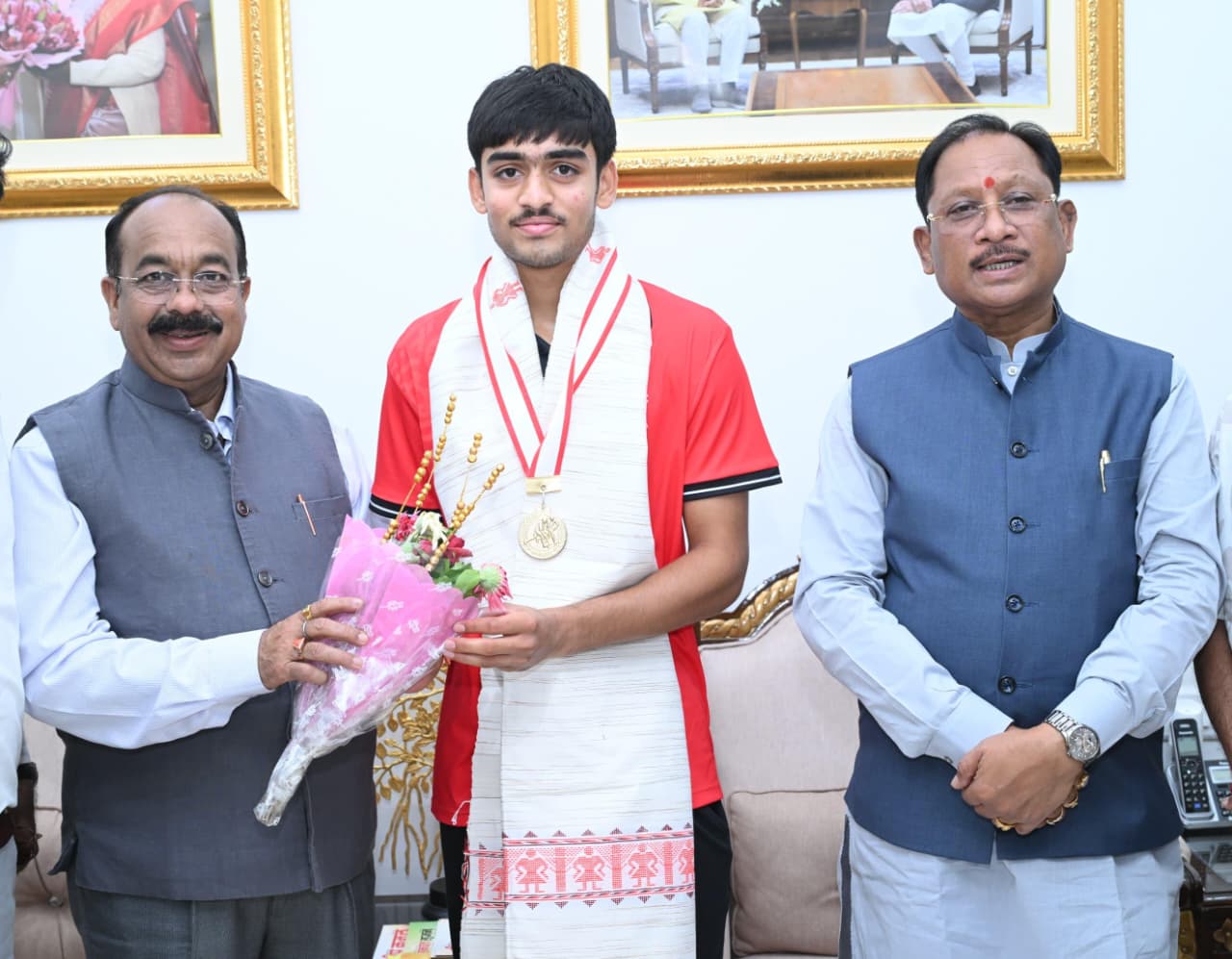 अंडर-18 एशिया कप विजेता हॉकी खिलाड़ी अवि मानिकपुरी ने मुख्यमंत्री श्री विष्णुदेव साय से की सौजन्य भेंट अंडर-18 एशिया कप विजेता हॉकी खिलाड़ी अवि मानिकपुरी ने मुख्यमंत्री श्री विष्णुदेव साय से की सौजन्य भेंट