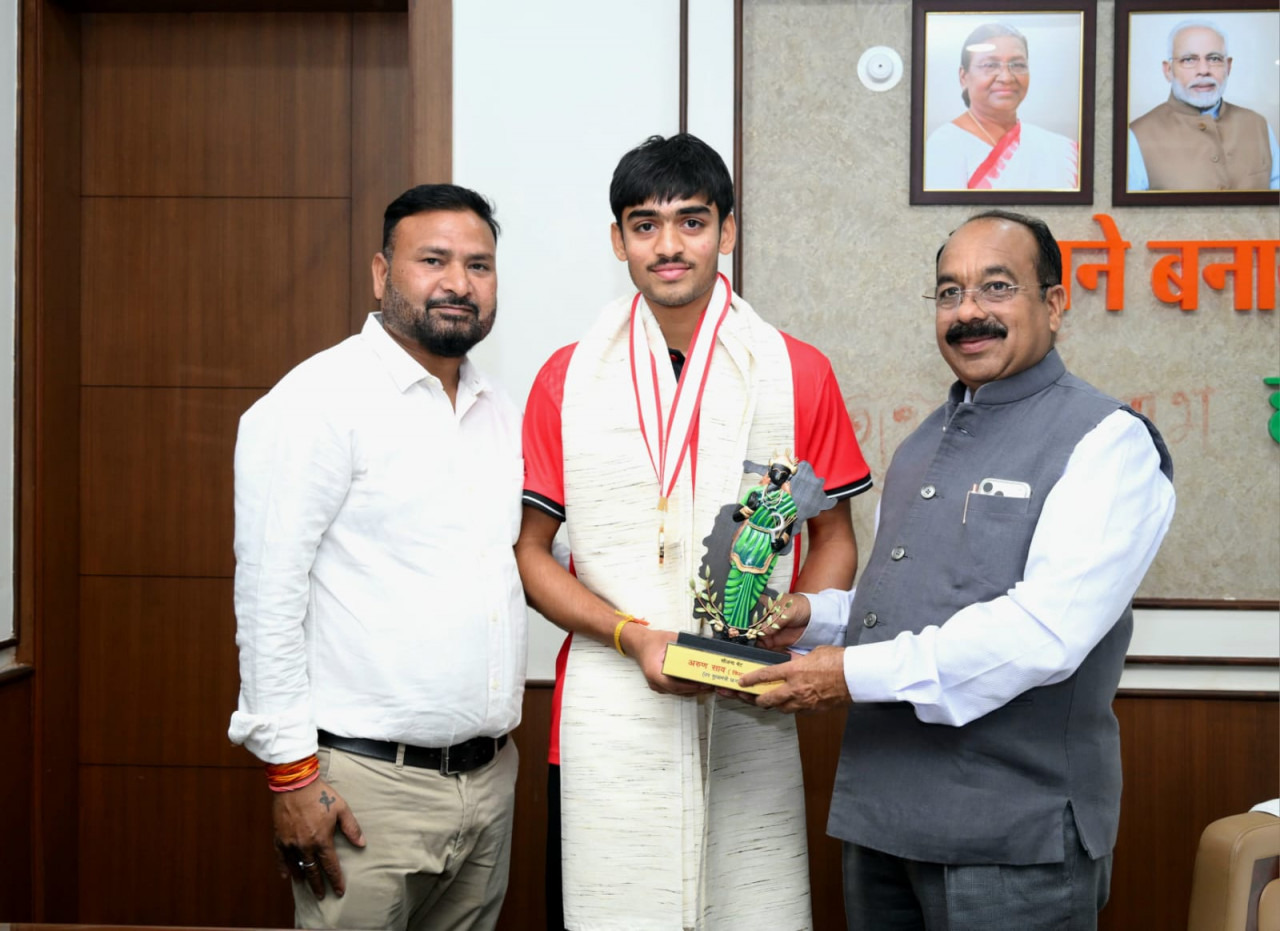 उप मुख्यमंत्री श्री अरुण साव से अंडर-18 एशिया कप विजेता हॉकी खिलाड़ी अवि मानिकपुरी ने की सौजन्य मुलाकात