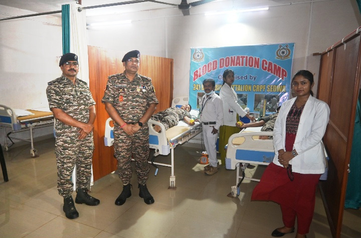 विश्व रक्तदान दिवस पर बस्तरिया बटालियन के जवानों ने पेश की मानवता और सेवा की मिसाल