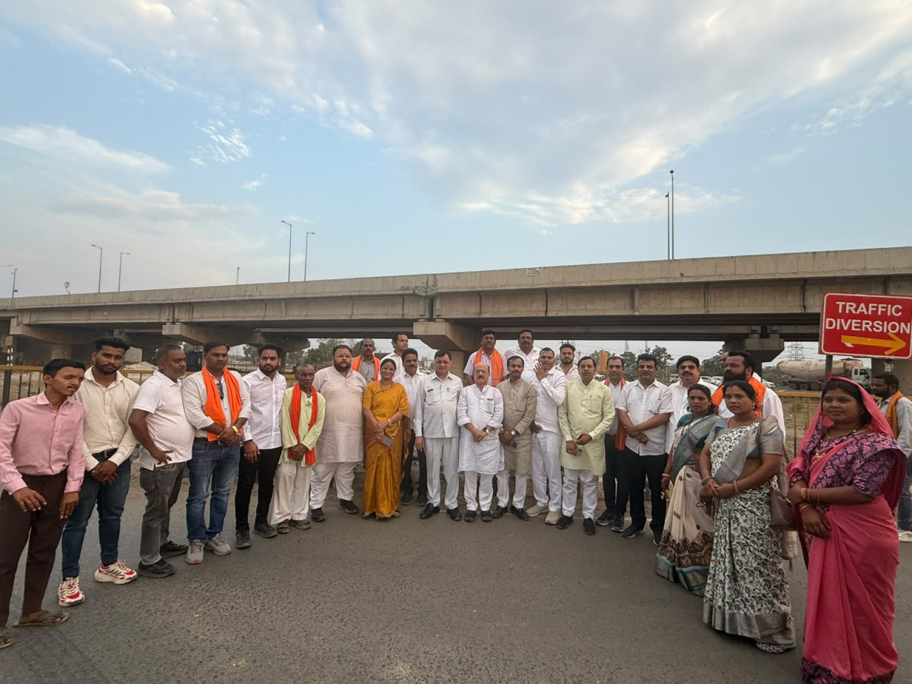 कैबिनेट मंत्री श्री लखनलाल देवांगन ने भारतमाला परियोजना के अंतर्गत निर्माणाधीन सड़कों का किया निरीक्षण कैबिनेट मंत्री श्री लखनलाल देवांगन ने भारतमाला परियोजना के अंतर्गत निर्माणाधीन सड़कों का किया निरीक्षण