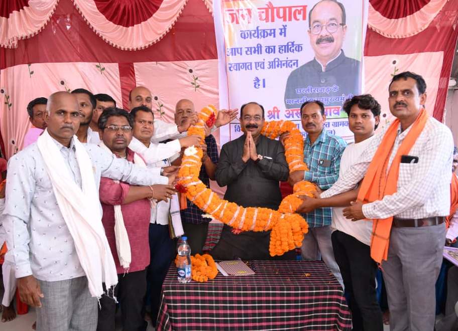 5 गांवों में डिप्टी CM अरुण साव की चौपाल, 56 लाख की सौगातों की बारिश; युवाओं को बांटी क्रिकेट किट