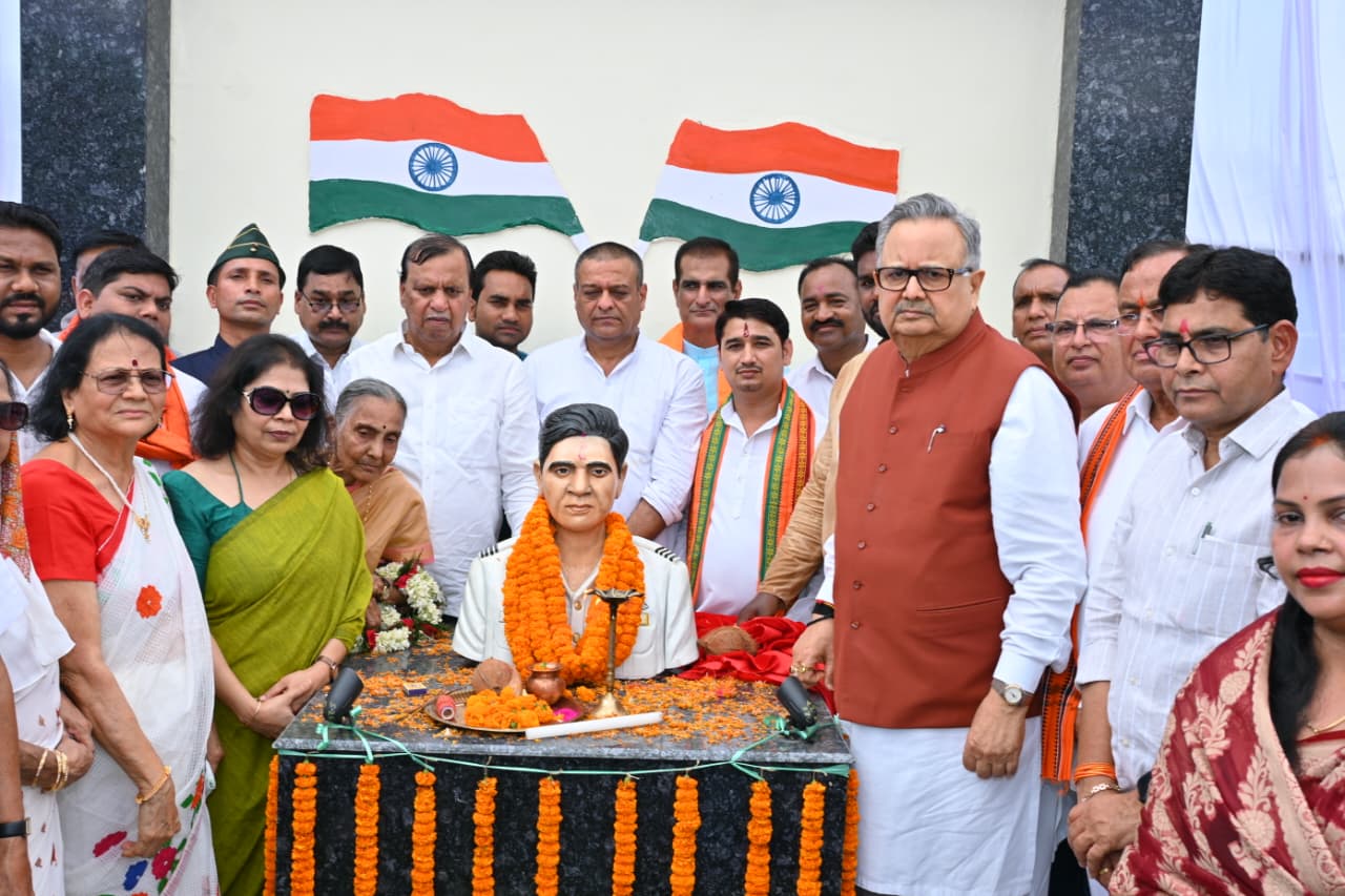 भाटापारा में गौरव का दिन : विधानसभा अध्यक्ष डॉ. रमन सिंह ने किया छत्तीसगढ़ महतारी और शहीद खोण्डे की प्रतिमा का अनावरण