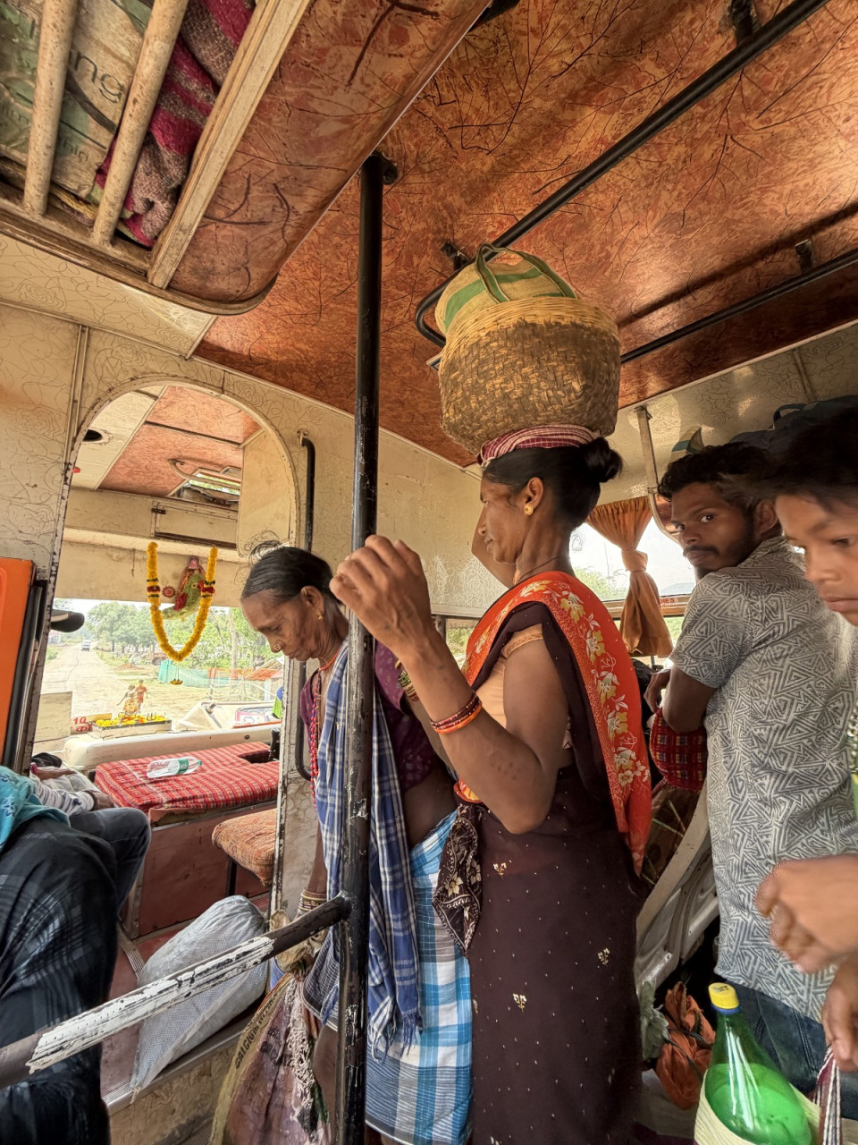 आत्मनिर्भरता की नई उड़ान – अपनी शर्तों पर सफ़र आत्मनिर्भरता की नई उड़ान – अपनी शर्तों पर सफ़र