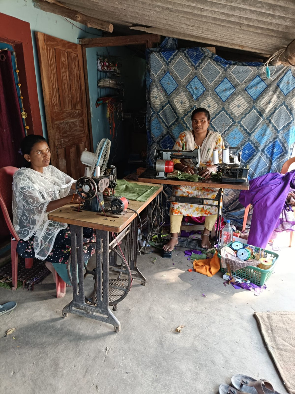 सुई-धागे से बदली तकदीरः संगीता जुरी बनीं आत्मनिर्भरता की मिसाल सुई-धागे से बदली तकदीरः संगीता जुरी बनीं आत्मनिर्भरता की मिसाल