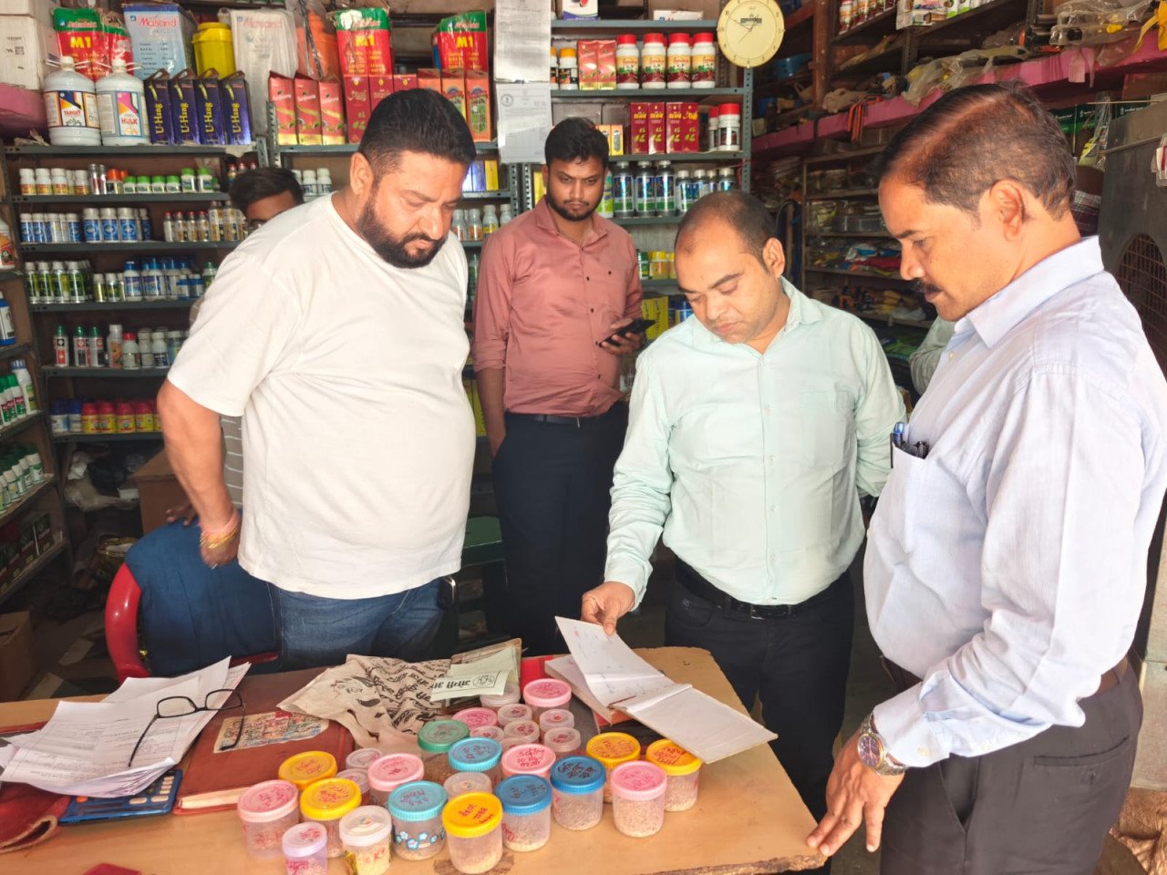 बिना लाइसेंस के बेच रहे थे खाद एवं बीज, जांच टीम ने किया जब्त
