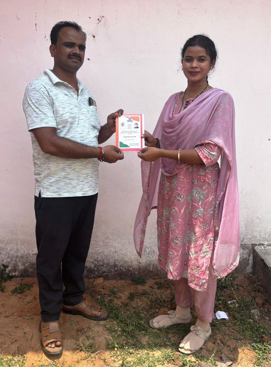 मुख्यमंत्री हेल्पलाइन बनी सहारा, शिकायत पर घर पहुंचा राशन कार्ड मुख्यमंत्री हेल्पलाइन बनी सहारा, शिकायत पर घर पहुंचा राशन कार्ड