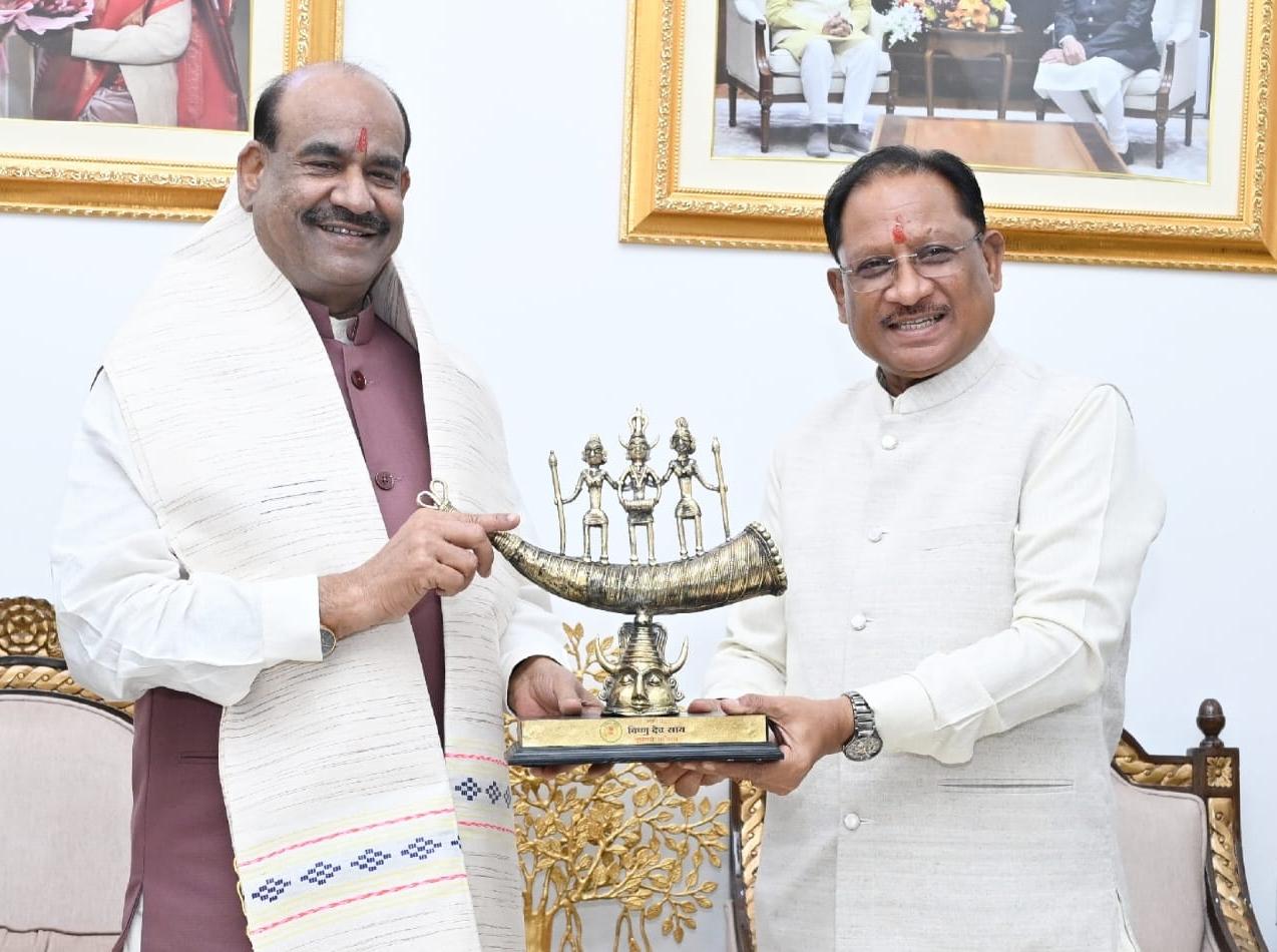 लोकसभा अध्यक्ष श्री ओम बिरला ने मुख्यमंत्री श्री विष्णु देव साय से की सौजन्य भेंट लोकसभा अध्यक्ष श्री ओम बिरला ने मुख्यमंत्री श्री विष्णु देव साय से की सौजन्य भेंट