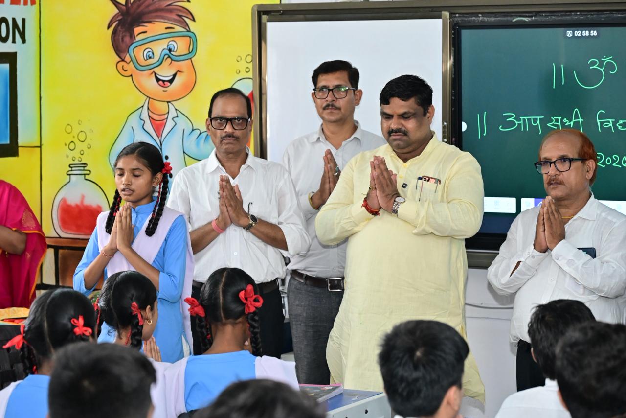 शाला प्रवेश उत्सव में स्कूल शिक्षा मंत्री श्री गजेन्द्र यादव ने किया स्मार्ट क्लास का लोकार्पण, बच्चों संग प्रार्थना एवं मंत्रोच्चारण में हुए शामिल