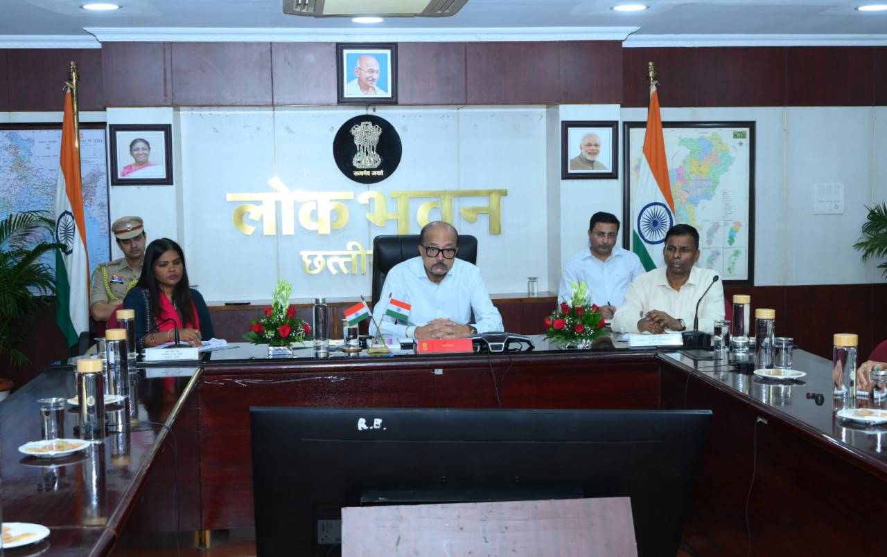 राज्यपाल श्री डेका ने सक्ती जिले के अधिकारियों से की चर्चा राज्यपाल श्री डेका ने सक्ती जिले के अधिकारियों से की चर्चा