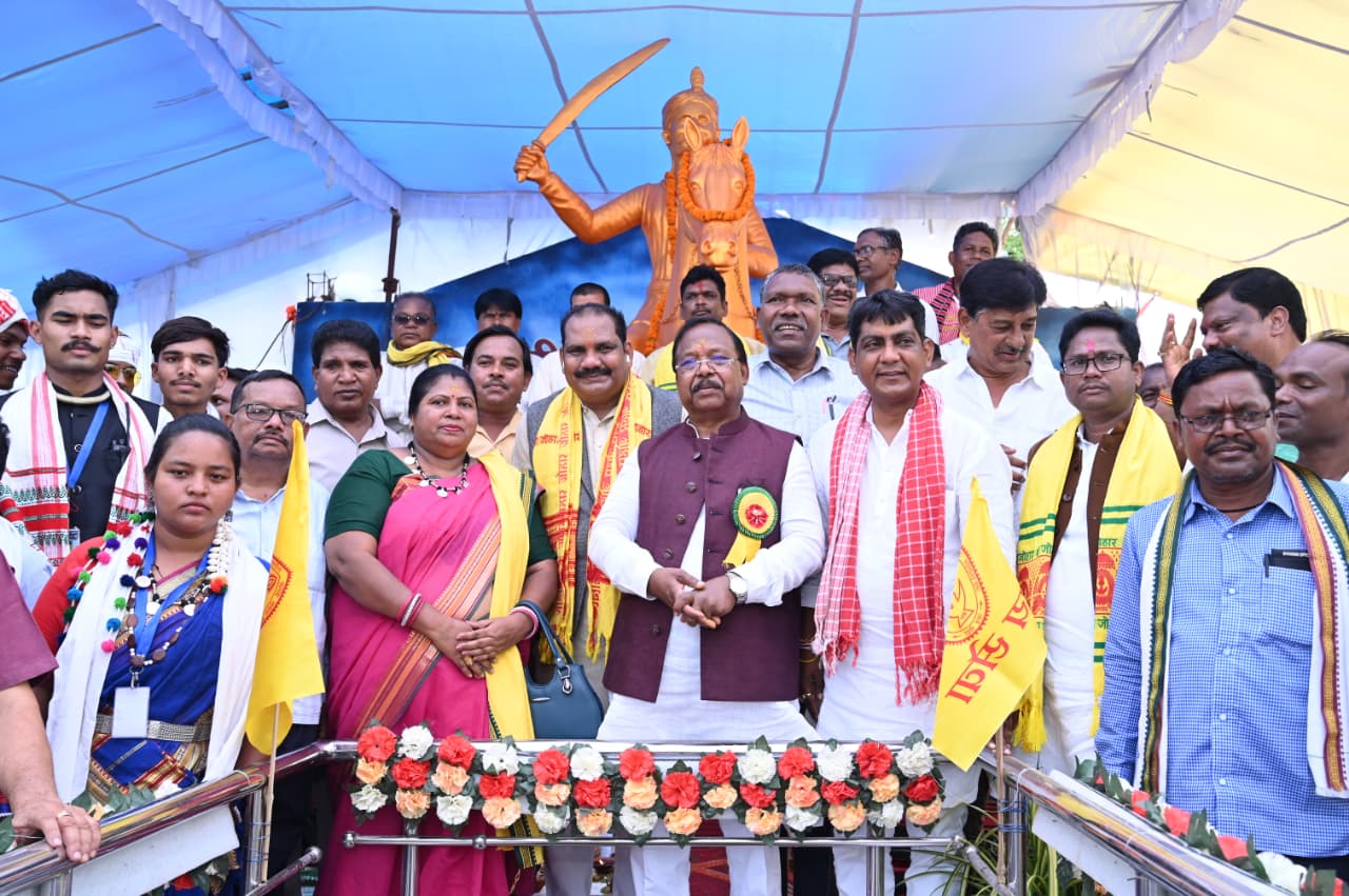 कैबिनेट मंत्री श्री नेताम ने शहादत दिवस पर वीरांगना रानी दुर्गावती की प्रतिमा पर माल्यार्पण कर श्रद्धांजलि अर्पित की एवं शहीद वीर नारायण सिंह की प्रतिमा का किया अनावरण