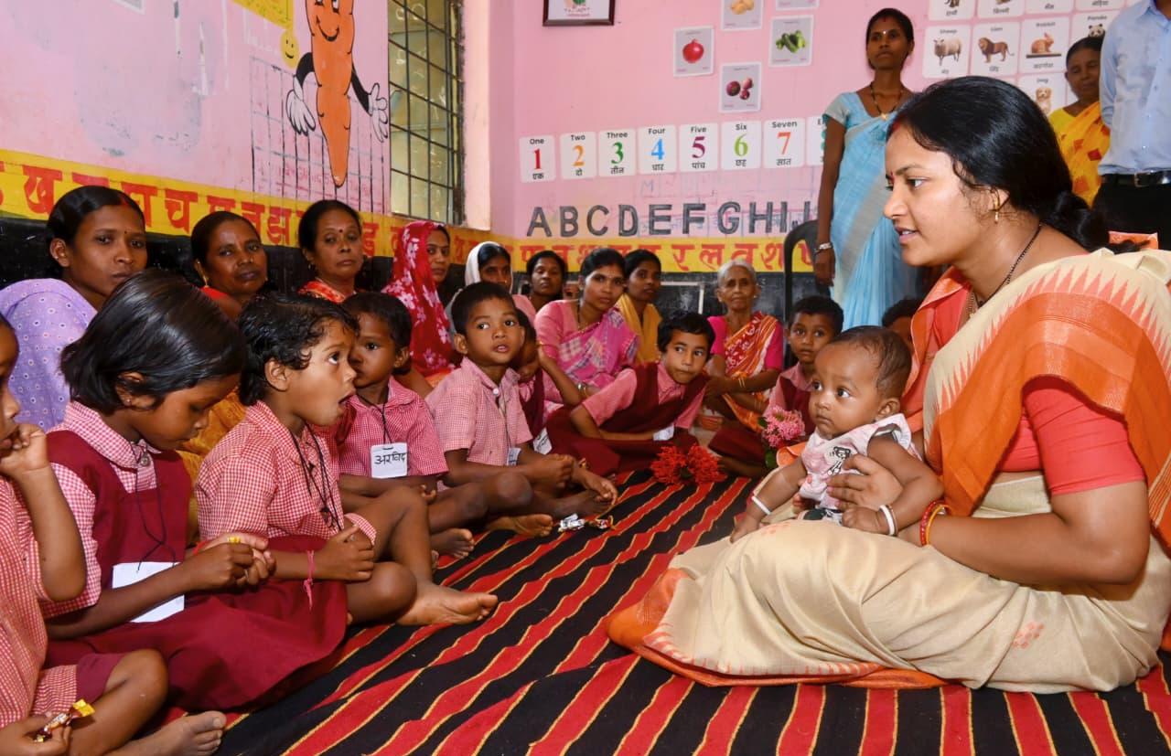 महिला एवं बाल विकास मंत्री श्रीमती लक्ष्मी राजवाड़े का सुकमा दौरा: बच्चों के बीच बैठकर पढ़ी एबीसीडी, महिला स्वावलंबन और पुनर्वास व्यवस्था का किया जमीनी निरीक्षण
