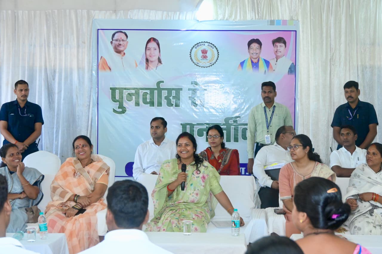 हिंसा से विकास की ओर : आत्मसमर्पित महिलाओं के बीच पहुंचीं मंत्री श्रीमती लक्ष्मी राजवाड़े, पुनर्वास नीति को बताया नई जिंदगी की राह