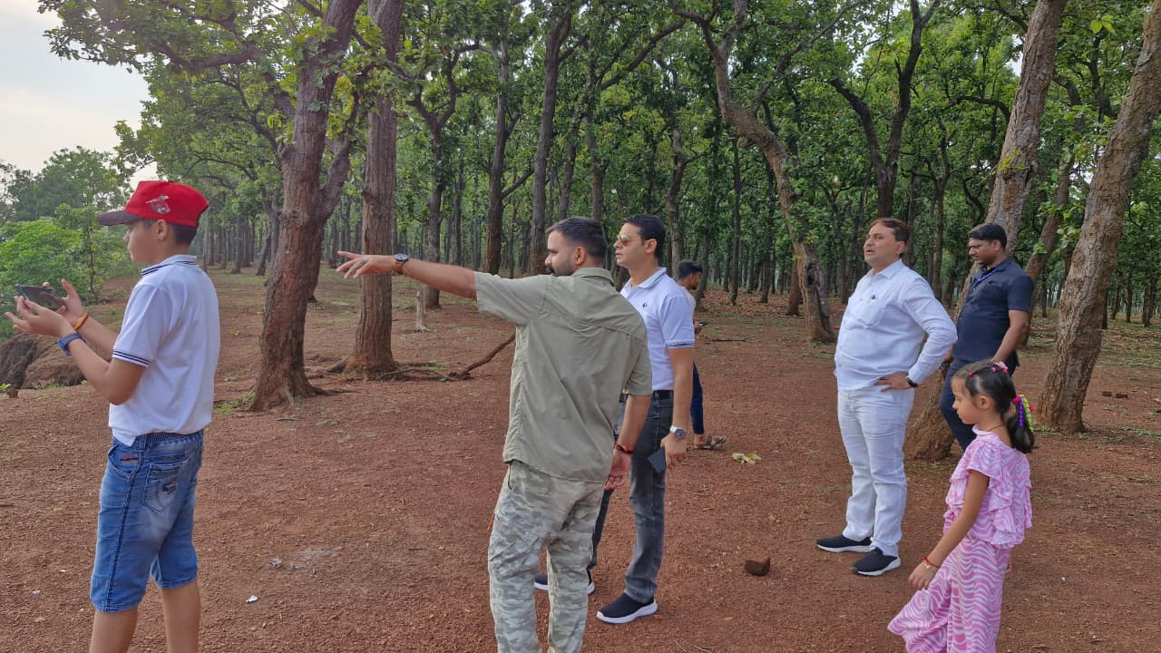 छत्तीसगढ़ पर्यटन मंडल के प्रबंध संचालक श्री विवेक आचार्य और अध्यक्ष श्री नीलू शर्मा ने प्रमुख पर्यटन स्थल राजमेरगढ़ का किया दौरा