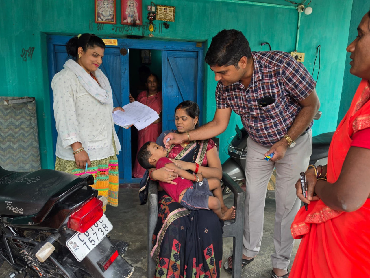 जिला टीकाकरण अधिकारी स्वयं उतरे पल्स पोलियो अभियान में, घर-घर पहुंचकर बच्चों को पिलाई “दो बूंद जिंदगी की”