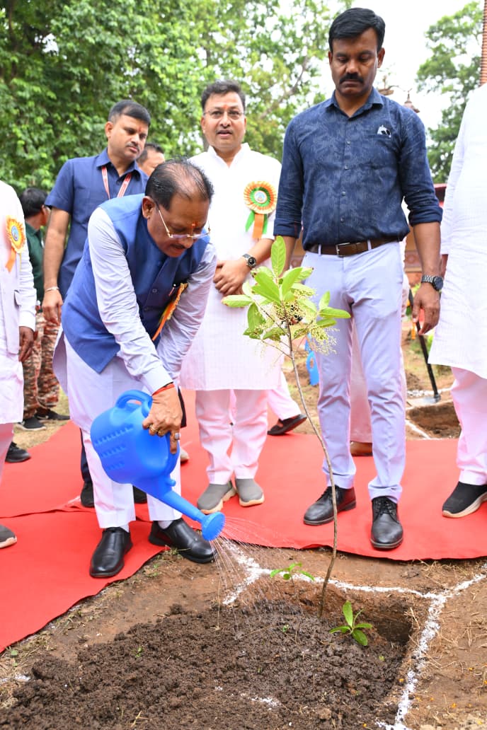 मातृशक्ति एवं प्रकृति के प्रति श्रद्धा का अनुपम संगमः मुख्यमंत्री श्री विष्णु देव साय ने ’’राम वाटिका’’ में किया रुद्राक्ष का पौधारोपण