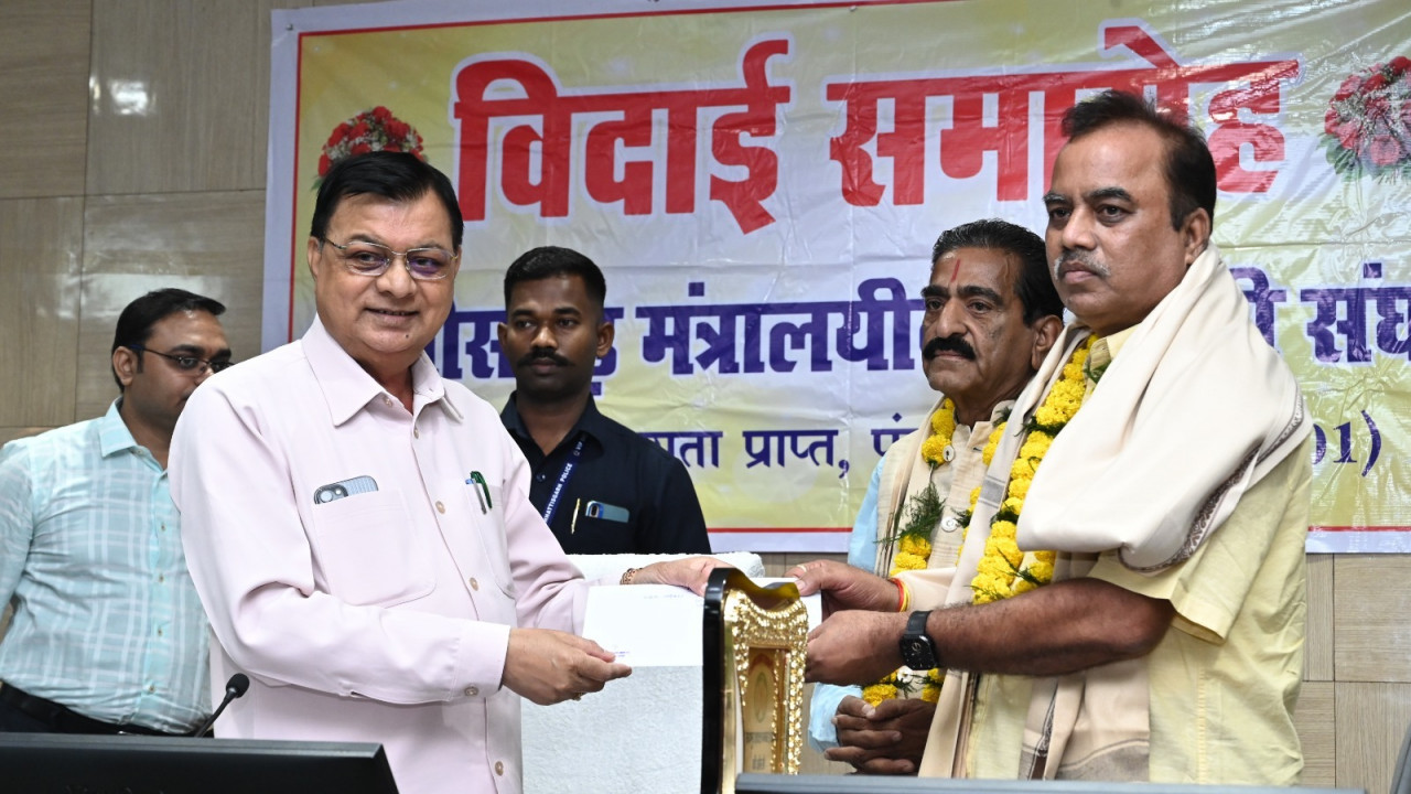 मंत्रालय के तीन अधिकारी-कर्मचारियों को सम्मानपूर्ण विदाई मंत्रालय के तीन अधिकारी-कर्मचारियों को सम्मानपूर्ण विदाई