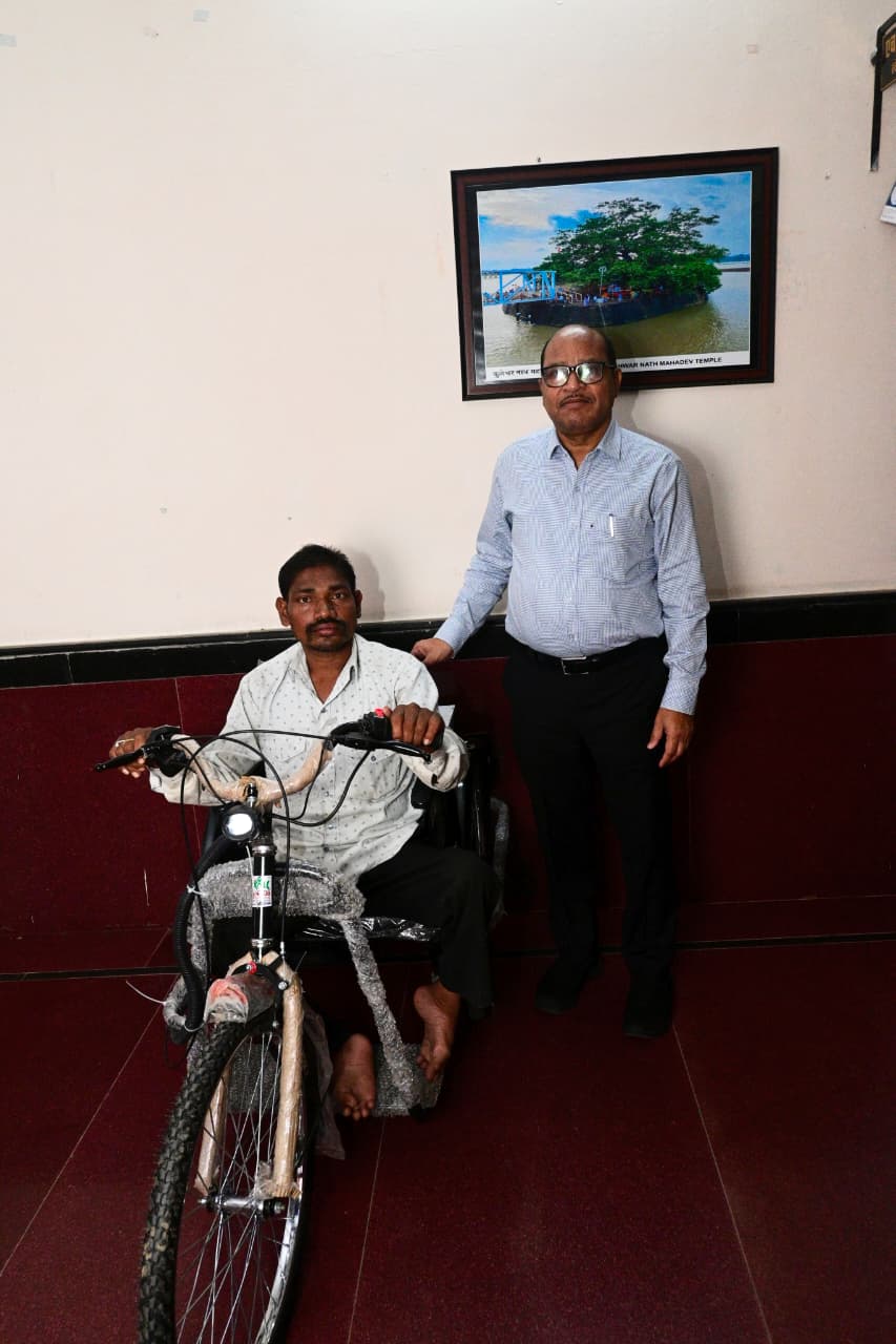 मोटराइज्ड ट्राईसाइकिल बनी आत्मनिर्भरता की नई राह मोटराइज्ड ट्राईसाइकिल बनी आत्मनिर्भरता की नई राह