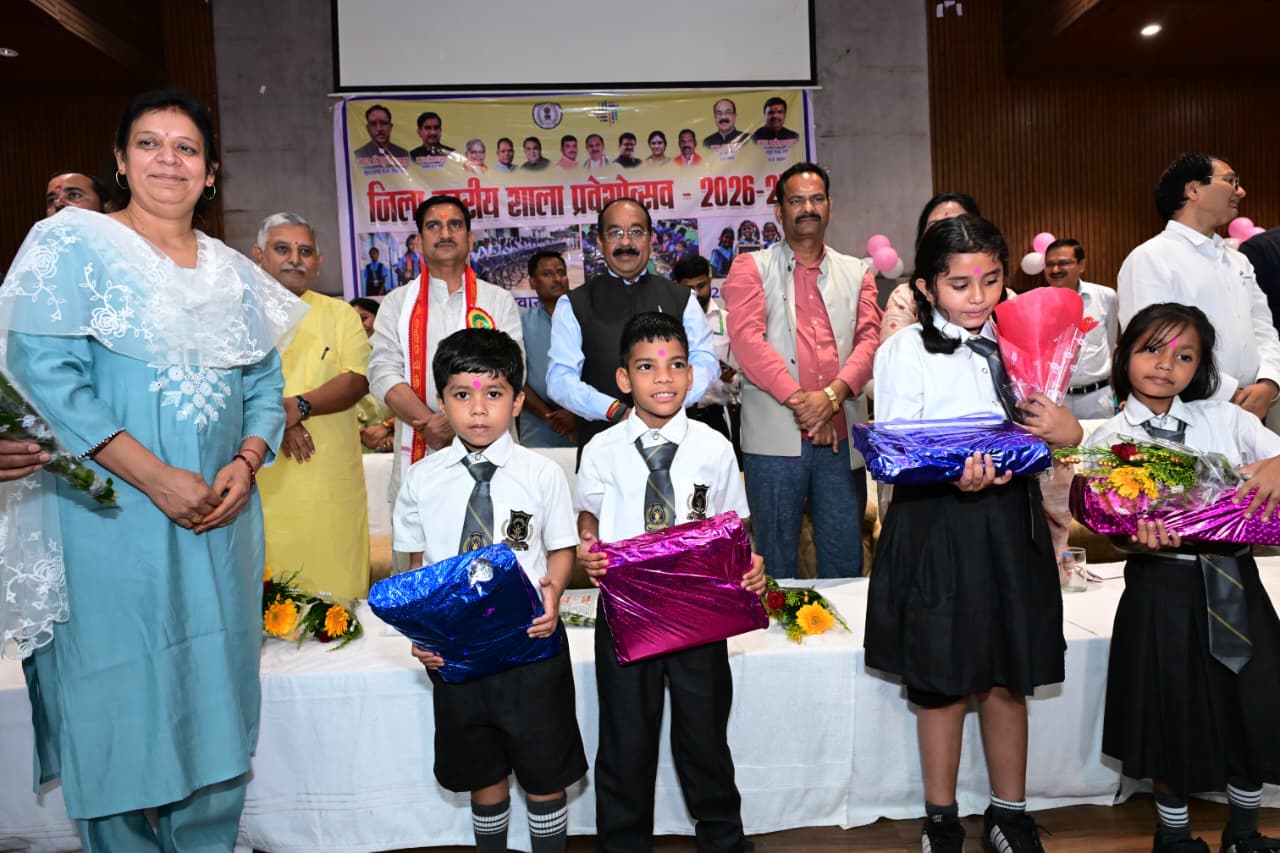 केंद्रीय राज्य मंत्री श्री तोखन साहू और उप मुख्यमंत्री श्री अरुण साव ने नवप्रवेशी बच्चों का तिलक लगाकर किया आत्मीय स्वागत, न्योता भोज में साथ में किया भोजन