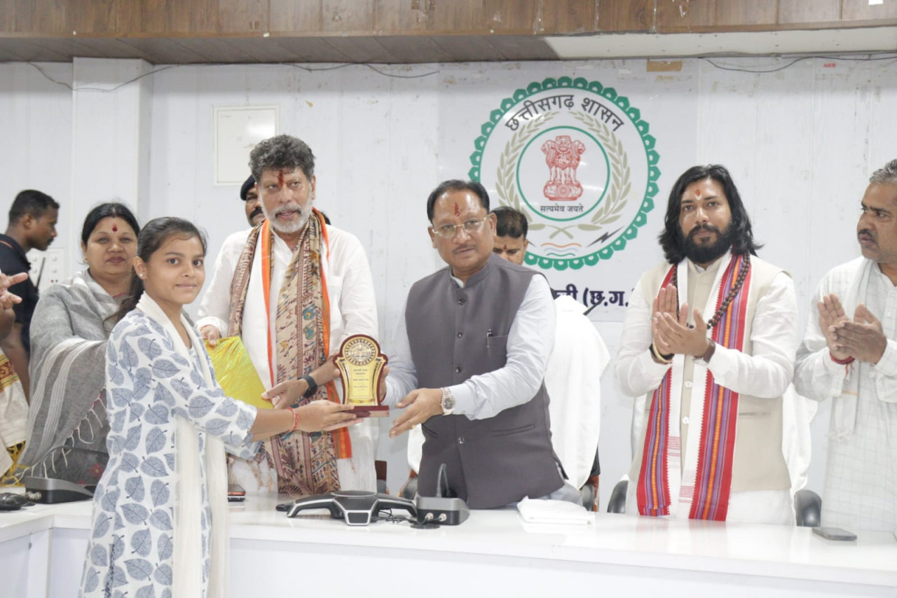 मुख्यमंत्री श्री विष्णुदेव साय ने मेधावी विद्यार्थियों का किया सम्मान