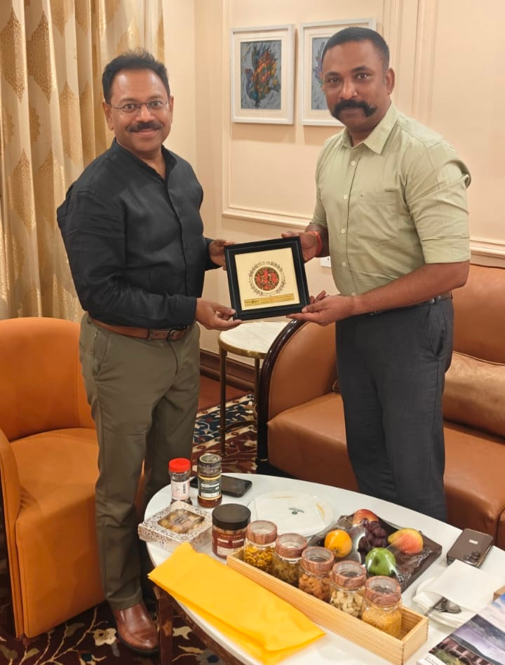 भारत सरकार के पर्यटन मंत्रालय के अतिरिक्त सचिव एवं महानिदेशक श्री सुमन बिल्ला का रायपुर एयरपोर्ट पर हुआ आत्मीय स्वागत भारत सरकार के पर्यटन मंत्रालय के अतिरिक्त सचिव एवं महानिदेशक श्री सुमन बिल्ला का रायपुर एयरपोर्ट पर हुआ आत्मीय स्वागत