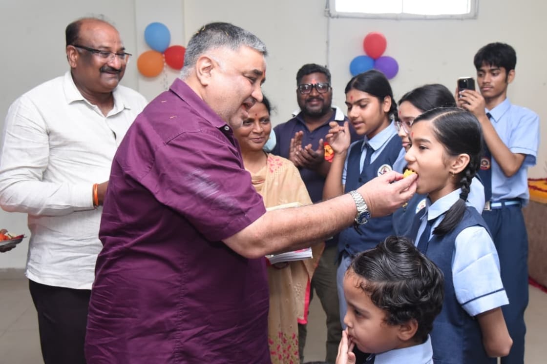 बेटियों के सपनों को मिली नई उड़ान, शाला प्रवेश उत्सव में शामिल हुए पर्यटन एवं संस्कृति मंत्री श्री राजेश अग्रवाल बेटियों के सपनों को मिली नई उड़ान, शाला प्रवेश उत्सव में शामिल हुए पर्यटन एवं संस्कृति मंत्री श्री राजेश अग्रवाल