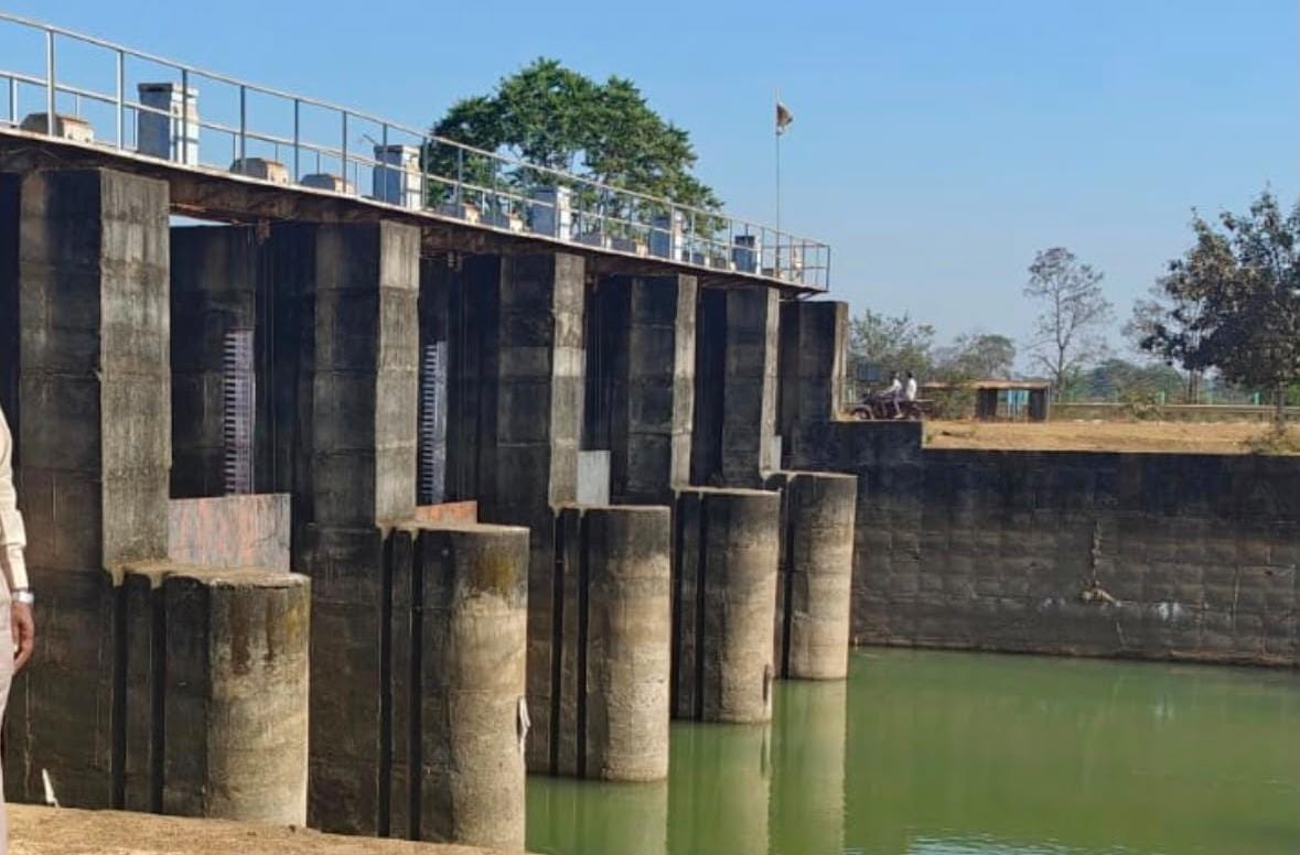 सूखते हैंडपंपों के बीच फूटी अमृत धारा
