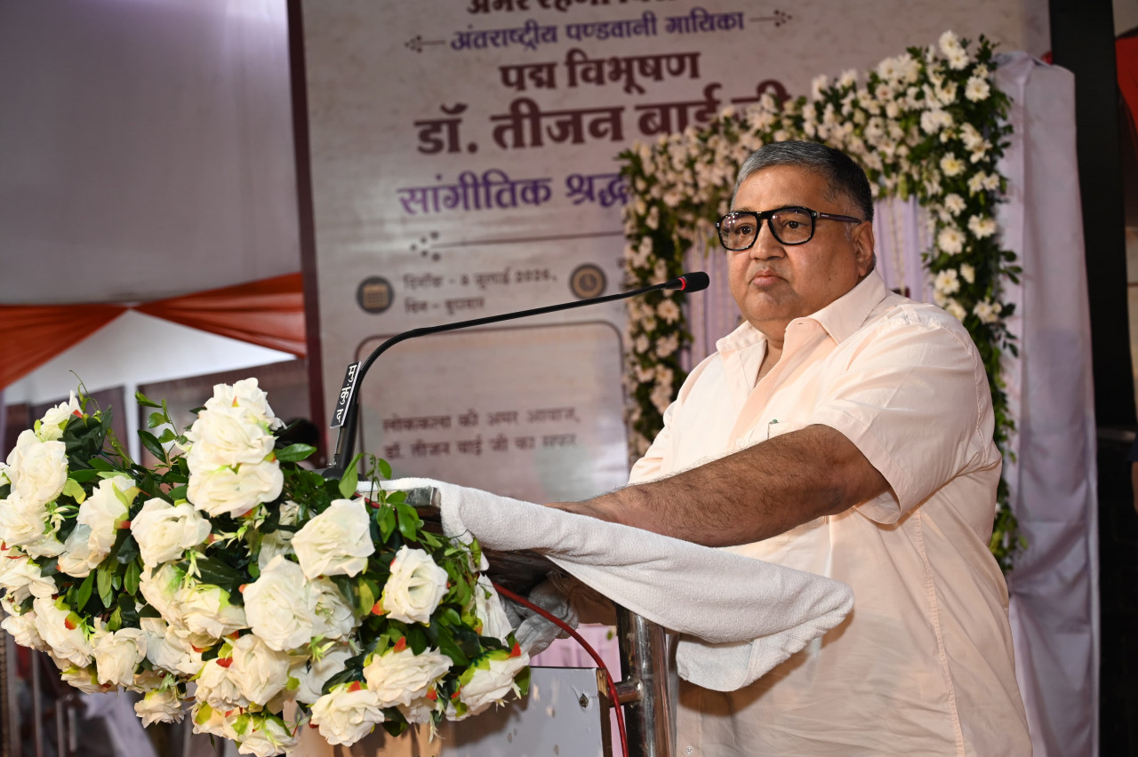 पद्मश्री और राज्य अलंकरण से सम्मानित कलाकारों, साहित्यकारों तथा संस्कृति जगत की विभूतियों ने मुक्तकाश मंच से पद्मविभूषण डॉ. तीजन बाई दी भावभीनी श्रद्धांजलि