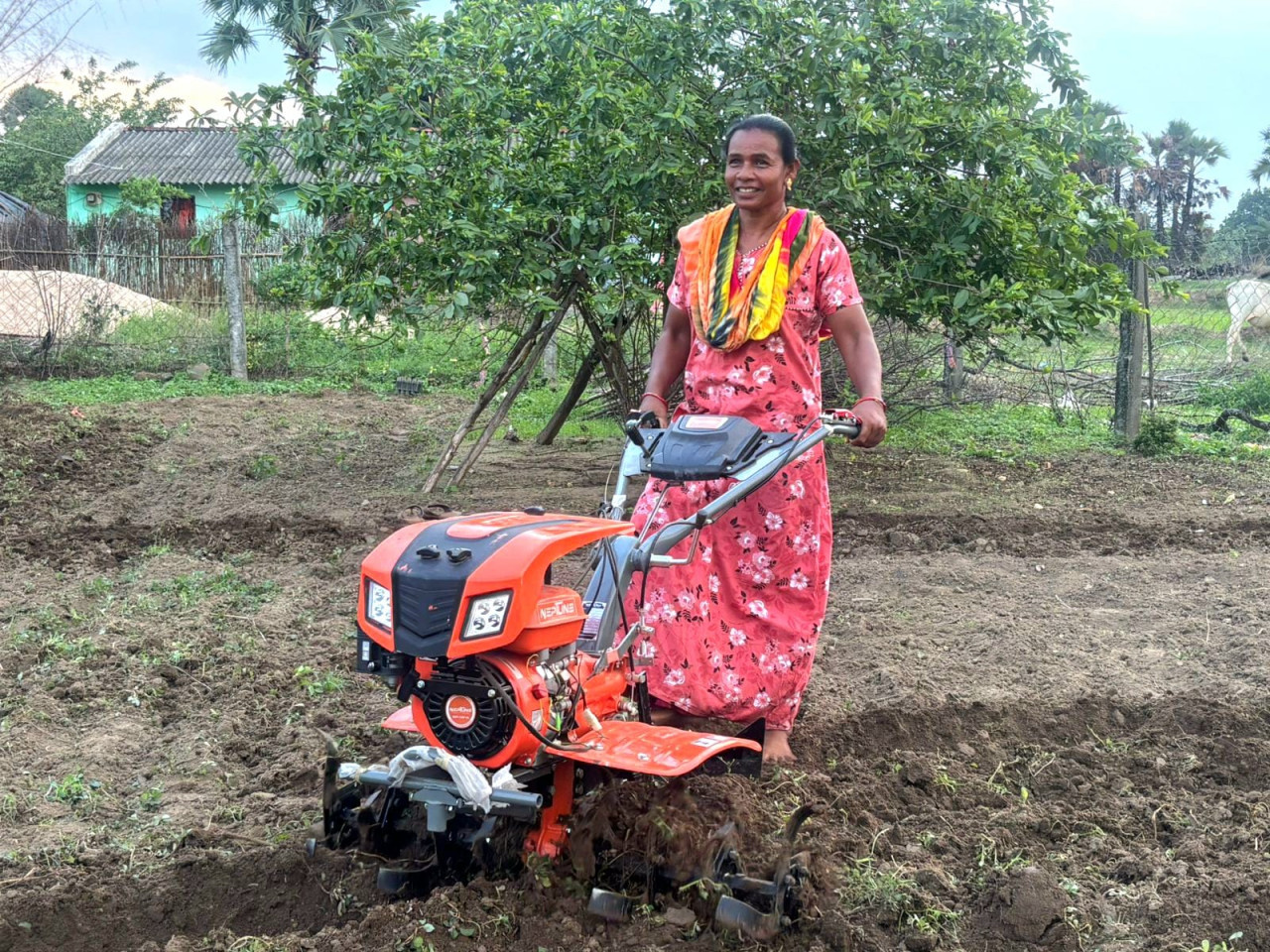 हल-बैल से मशीन तक का सफर : सोढ़ी तिरपो बनीं आधुनिक खेती की नई पहचान हल-बैल से मशीन तक का सफर : सोढ़ी तिरपो बनीं आधुनिक खेती की नई पहचान