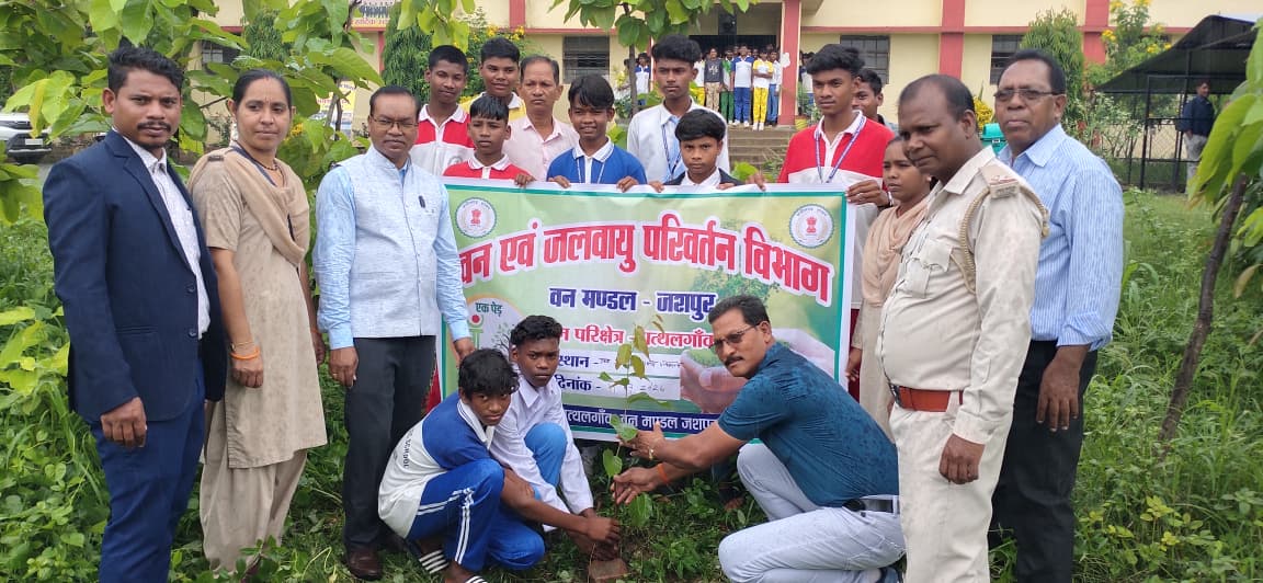 वन महोत्सव : जशपुर में ‘एक पेड़ माँ के नाम’ अभियान को मिल रहा जनसमर्थन