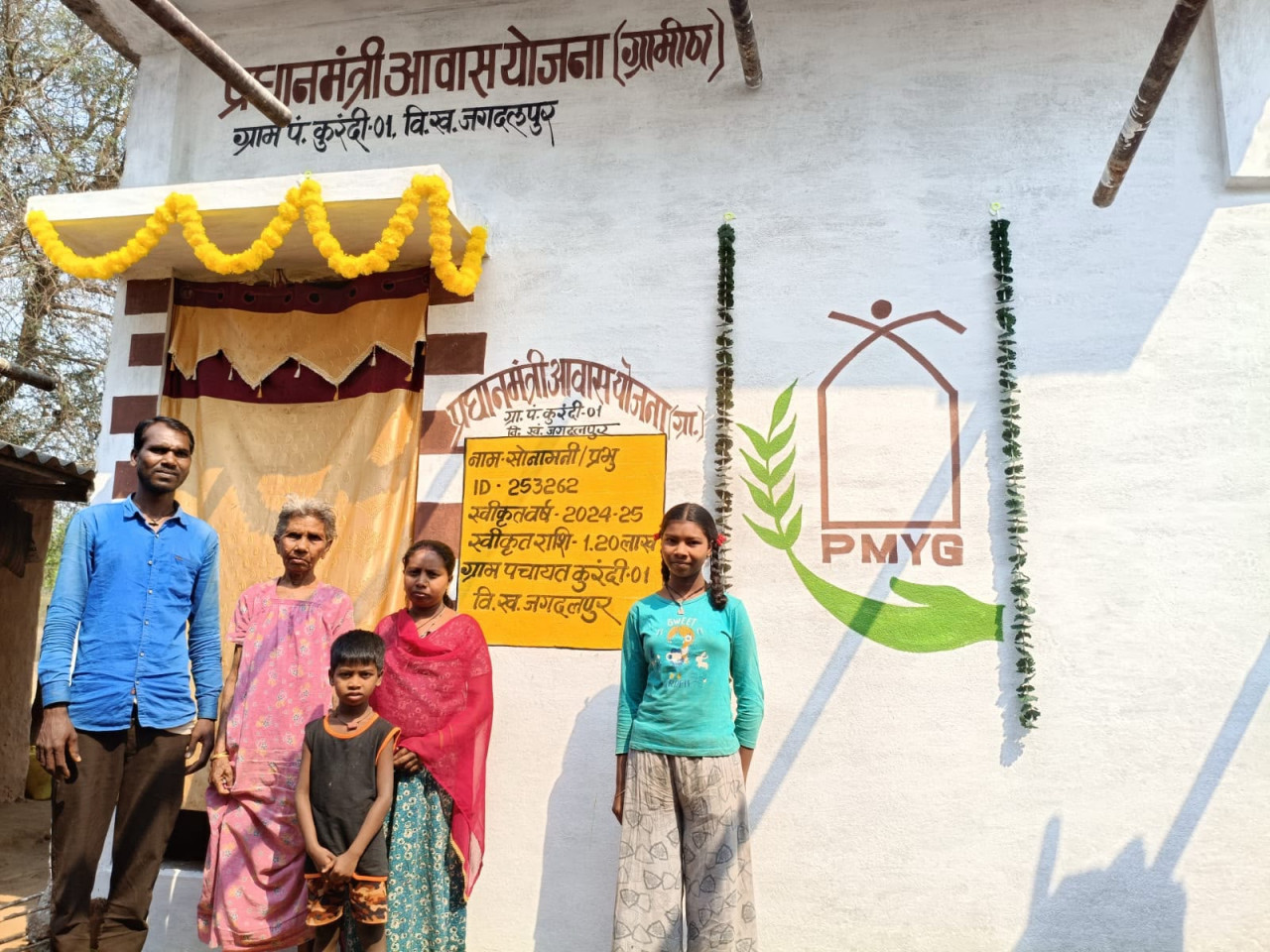 झोपड़ी से पक्के मकान का सफर, 72 वर्षीय सोनामनी की आँखों में झलकी सुनहरे भविष्य की चमक