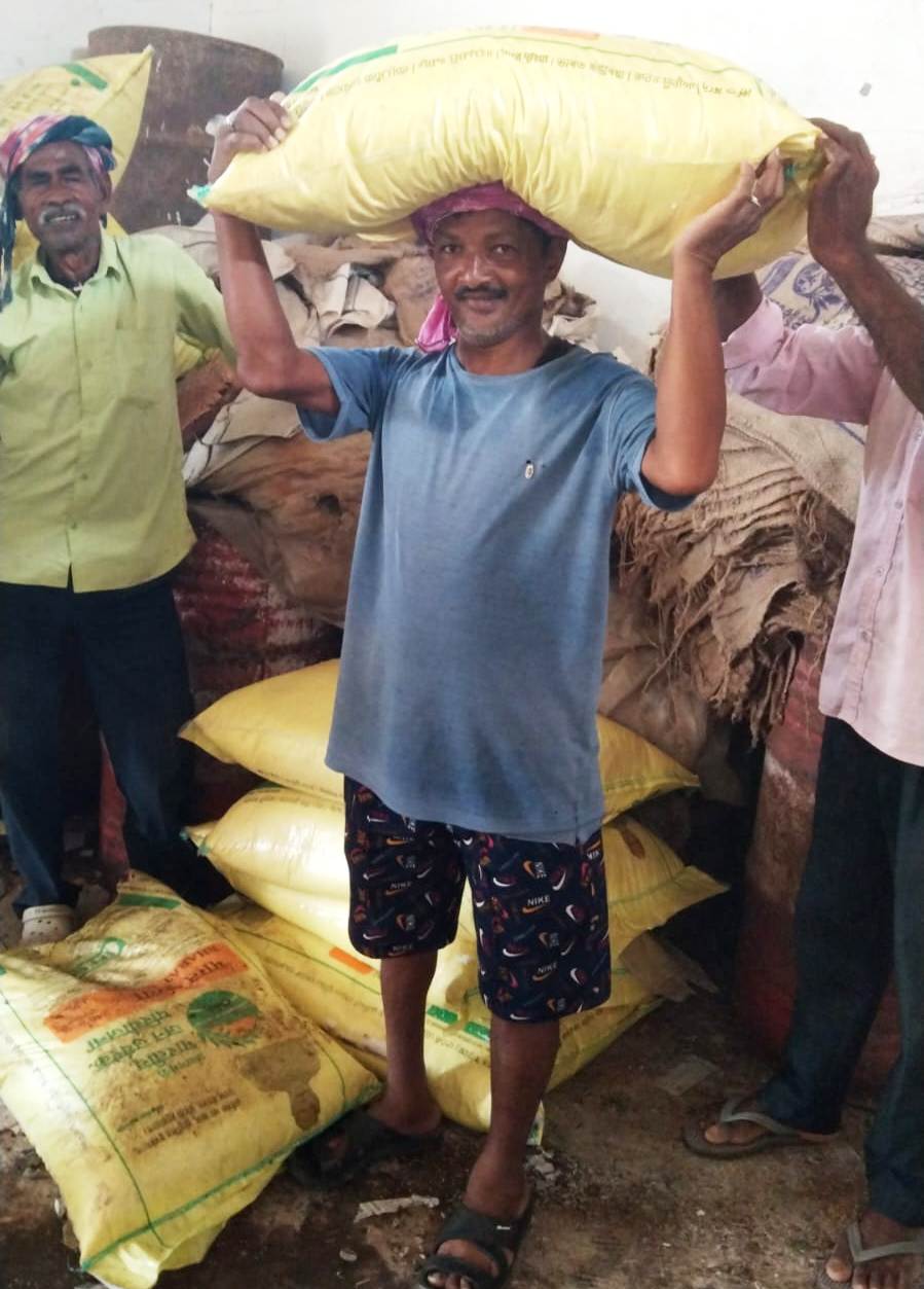 समय पर खाद मिलने से किसान गेंद लाल की बढ़ी उम्मीदें समय पर खाद मिलने से किसान गेंद लाल की बढ़ी उम्मीदें