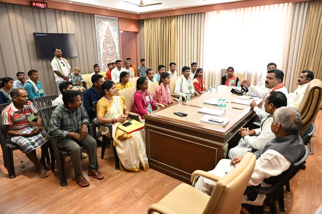उप मुख्यमंत्री श्री विजय शर्मा ने नक्सल प्रकरणों की वापसी को लेकर बस्तर के युवाओं से की मुलाकात