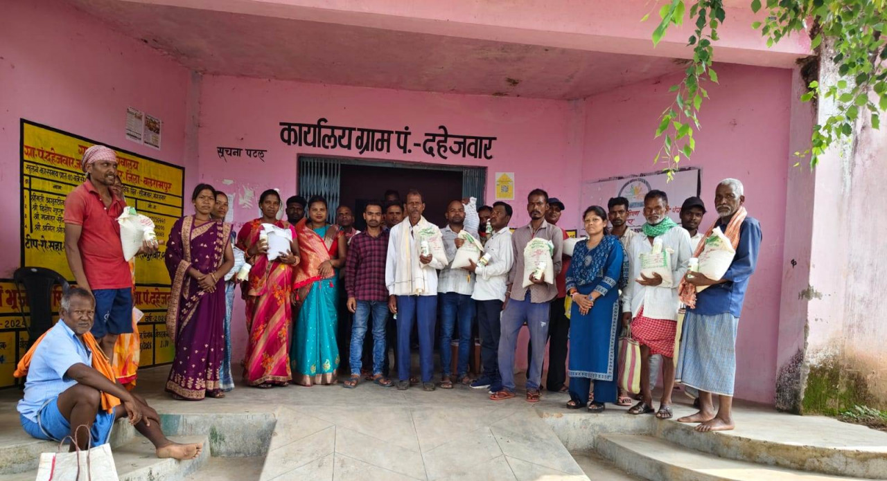 राष्ट्रीय खाद्य सुरक्षा योजना के तहत किसानों को निःशुल्क मिनीकिट बीजों का वितरण