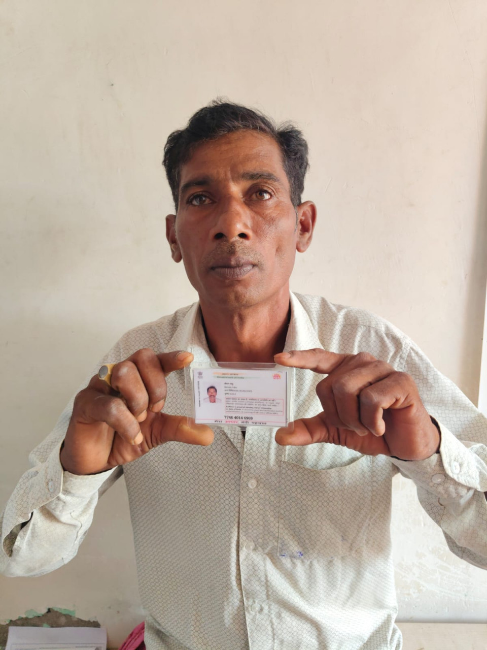 वर्षों का इंतजार खत्म: सीएम हेल्पलाइन से मिली पहचान, जिला प्रशासन की पहल से बना श्री राम साहू का आधार कार्ड