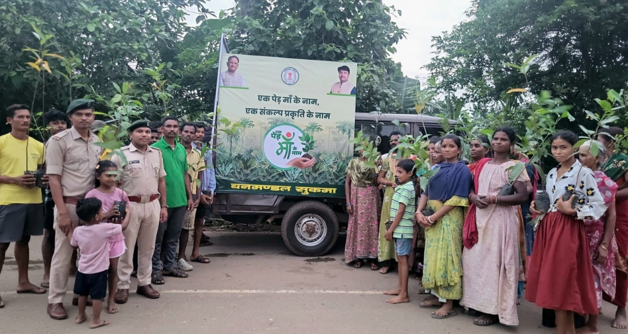 ग्रीन सुकमा की अनूठी पहल- मोबाइल ट्री एटीएम से घर-घर पहुंचाए जा रहे मुफ्त पौधे