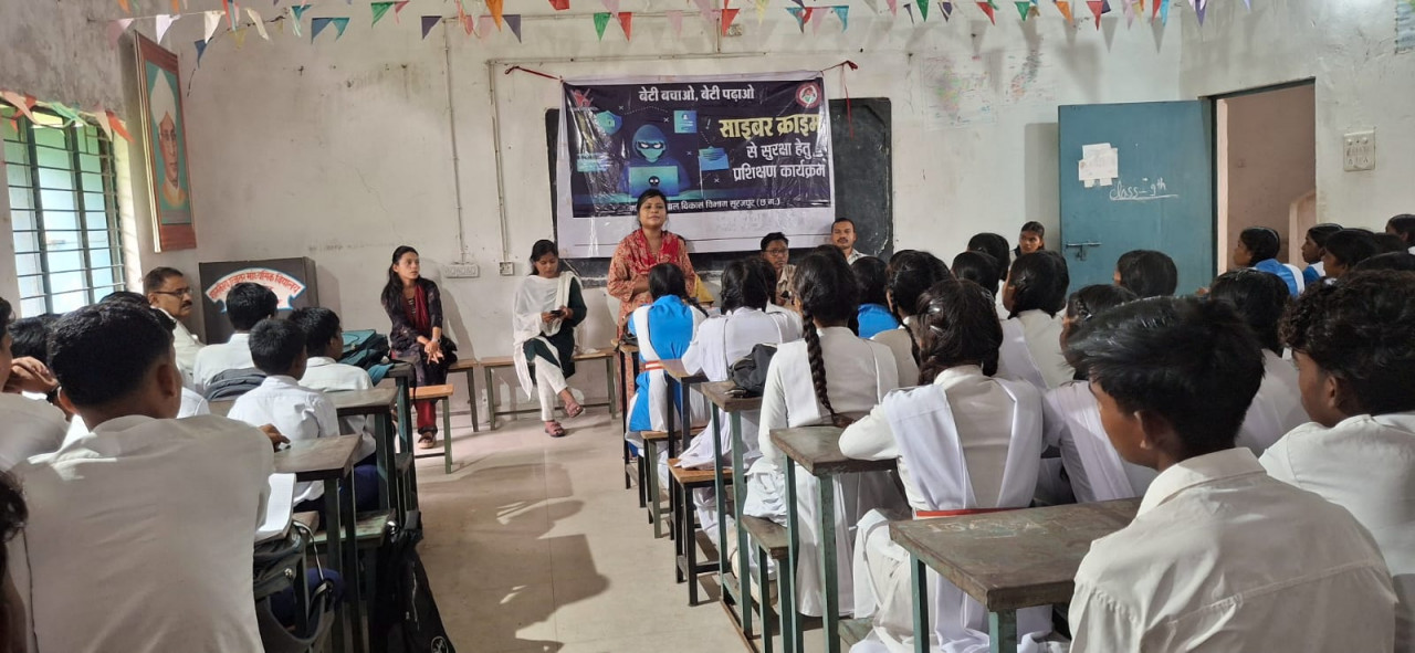 बेटी बचाओ-बेटी पढ़ाओ अभियान : गिरवरगंज में छात्राओं को आत्मरक्षा, साइबर सुरक्षा और महिला अधिकारों का मिला प्रशिक्षण बेटी बचाओ-बेटी पढ़ाओ अभियान : गिरवरगंज में छात्राओं को आत्मरक्षा, साइबर सुरक्षा और महिला अधिकारों का मिला प्रशिक्षण