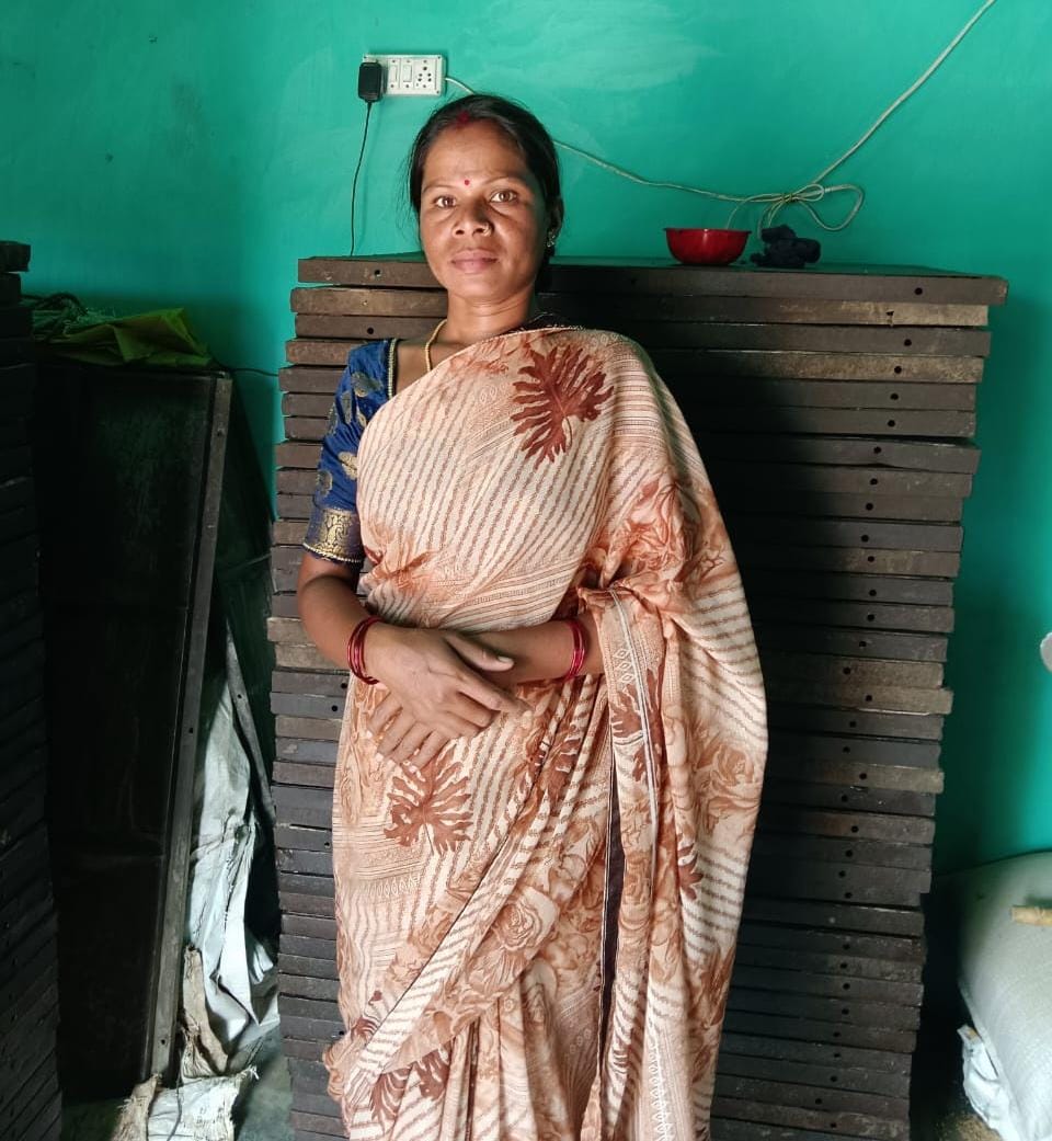 सेंट्रिंग प्लेट व्यवसाय से अपनी गृहस्थी को आर्थिक मजबूती प्रदान कर रही हैं फूलकली